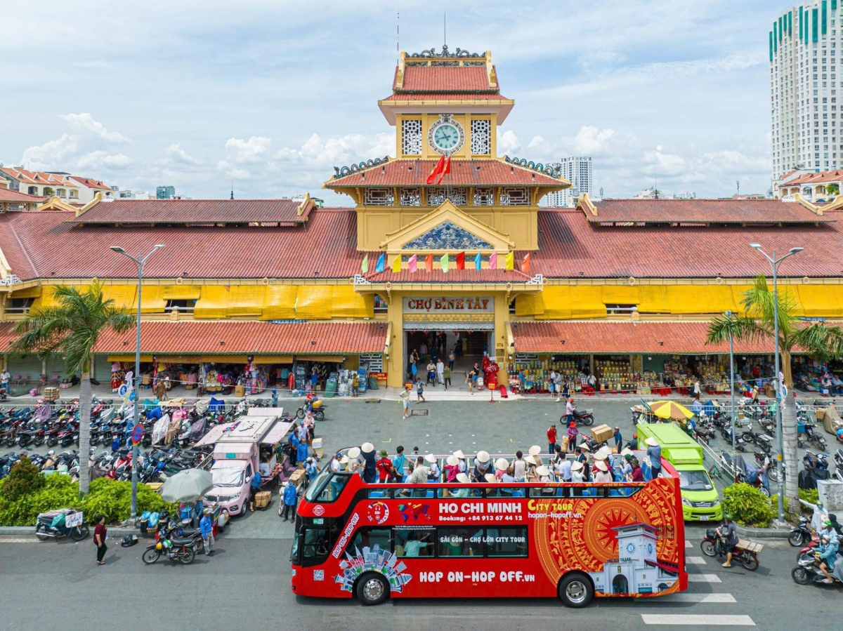 Double-decker bus service on Sai Gon-Cho Lon route officially launched